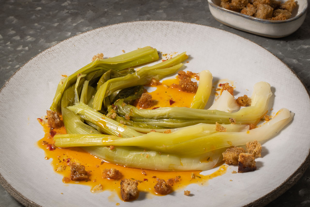 Zomerprei met saffraanvinaigrette en zuurdesemcrumble